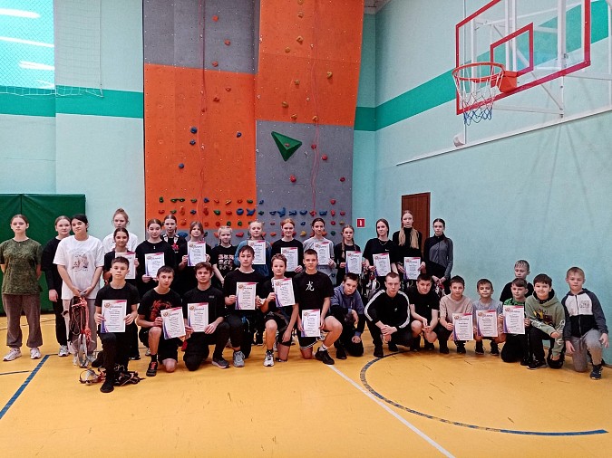 В школе №18 прошли соревнования по скалолазанию на скорость фото 3