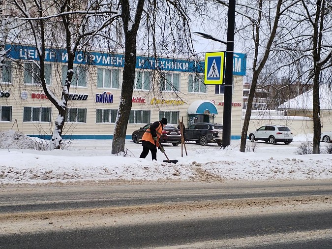 УГХ расчищает от снега остановочные площадки фото 3