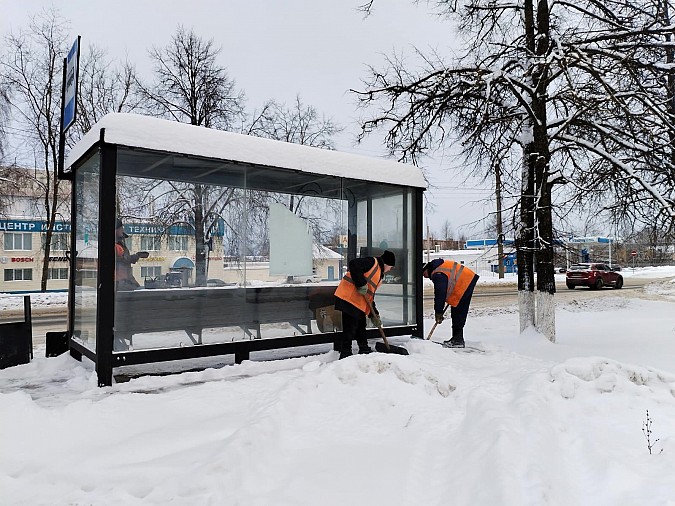 УГХ расчищает от снега остановочные площадки фото 2