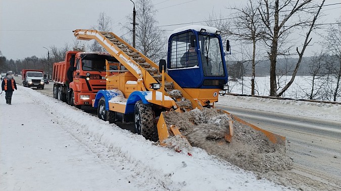 Новый лаповый погрузчик вышел на уборку городских дорог от снега фото 2