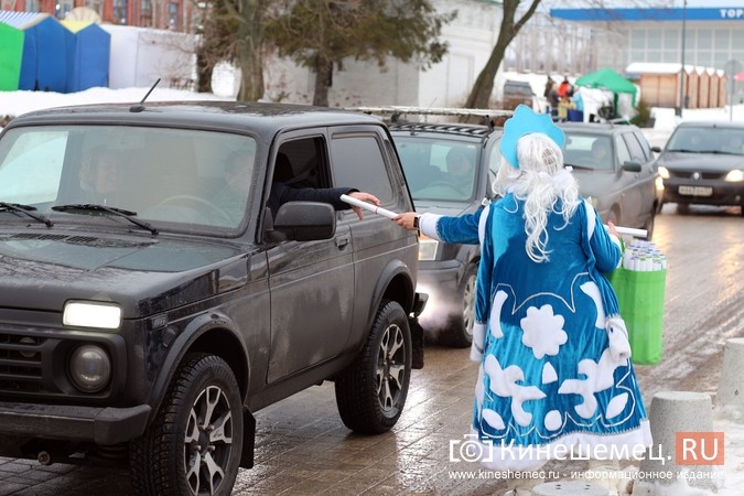 Дед Мороз и Снегурочка дарили жителям Кинешмы календари от Кинешемец.RU фото 22