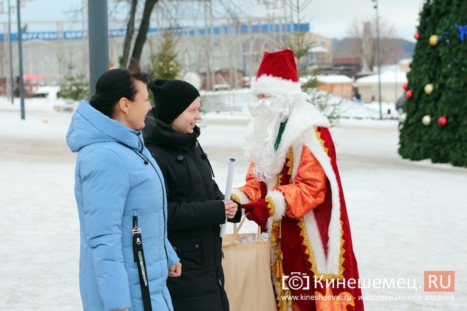 Дед Мороз и Снегурочка дарили жителям Кинешмы календари от Кинешемец.RU фото 7