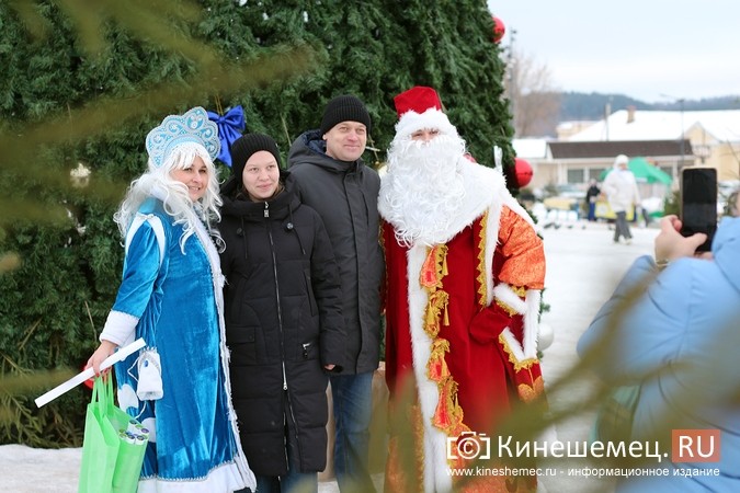 Дед Мороз и Снегурочка дарили жителям Кинешмы календари от Кинешемец.RU фото 13