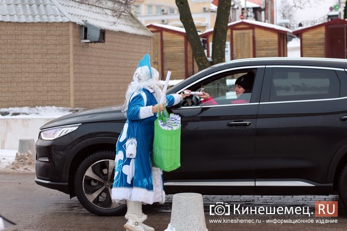 Дед Мороз и Снегурочка дарили жителям Кинешмы календари от Кинешемец.RU фото 30