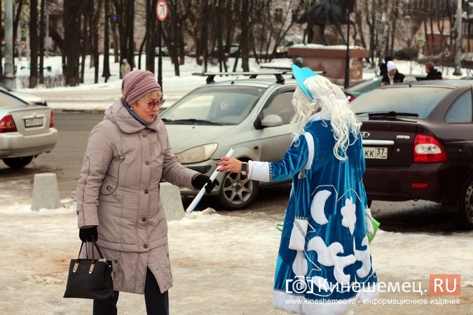 Дед Мороз и Снегурочка дарили жителям Кинешмы календари от Кинешемец.RU фото 19