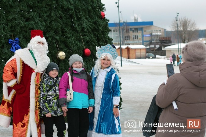 Дед Мороз и Снегурочка дарили жителям Кинешмы календари от Кинешемец.RU фото 33