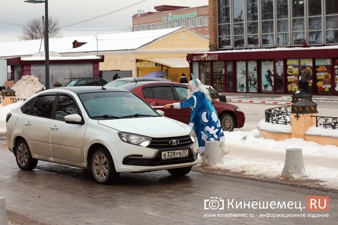 Дед Мороз и Снегурочка дарили жителям Кинешмы календари от Кинешемец.RU фото 29