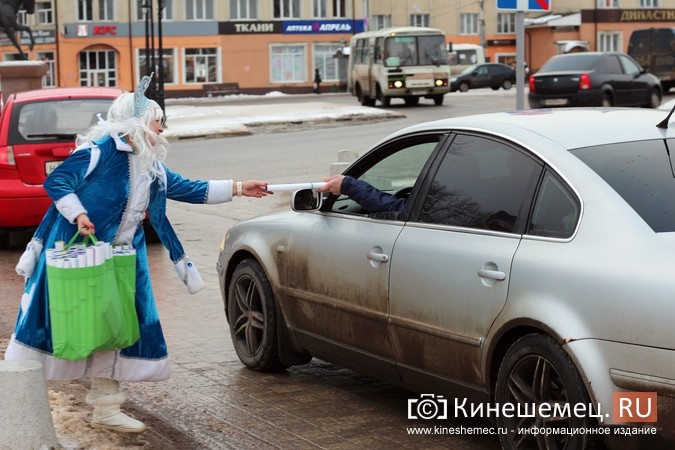 Дед Мороз и Снегурочка дарили жителям Кинешмы календари от Кинешемец.RU фото 26