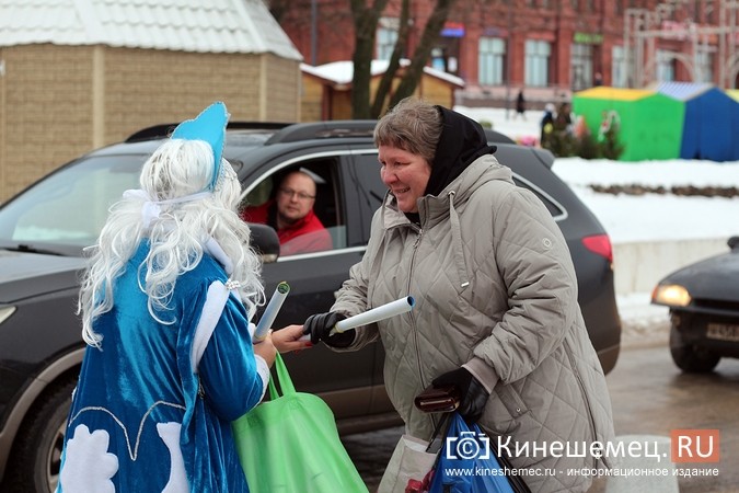 Дед Мороз и Снегурочка дарили жителям Кинешмы календари от Кинешемец.RU фото 5