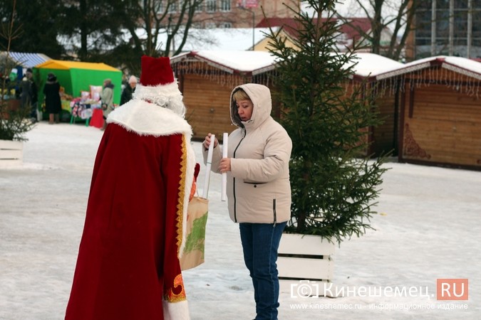 Дед Мороз и Снегурочка дарили жителям Кинешмы календари от Кинешемец.RU фото 17