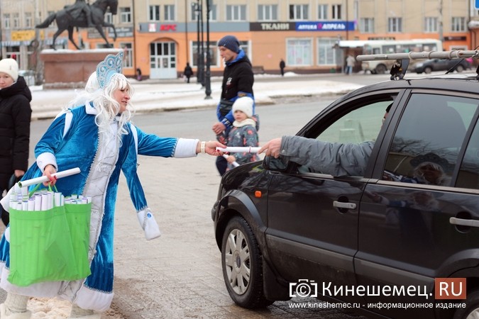 Дед Мороз и Снегурочка дарили жителям Кинешмы календари от Кинешемец.RU фото 23