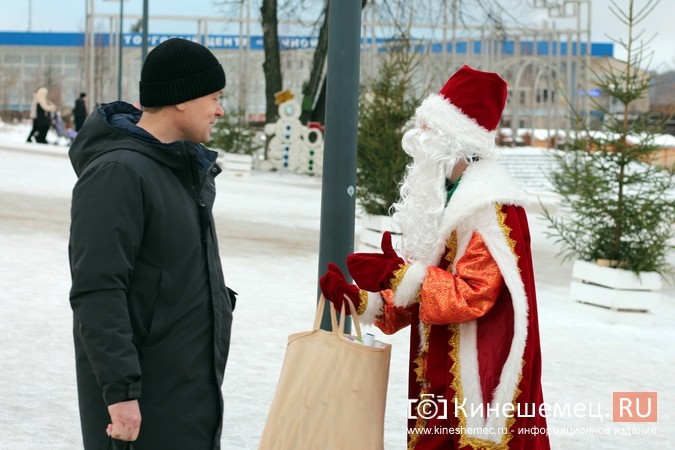 Дед Мороз и Снегурочка дарили жителям Кинешмы календари от Кинешемец.RU фото 8