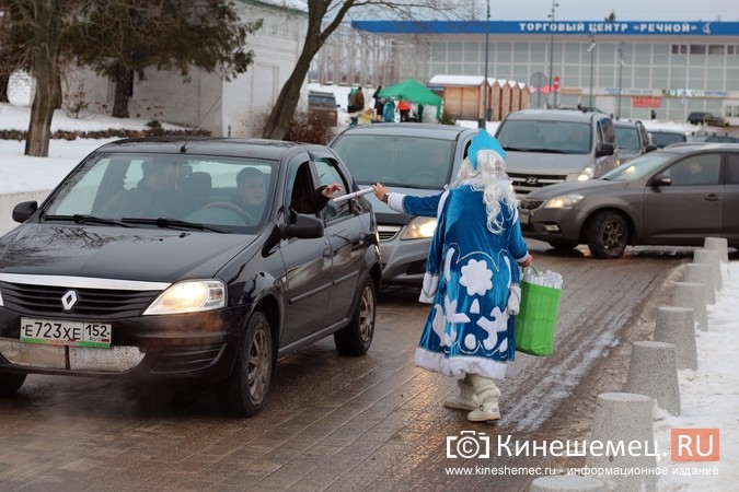 Дед Мороз и Снегурочка дарили жителям Кинешмы календари от Кинешемец.RU фото 21