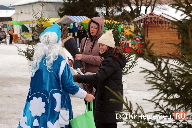 Дед Мороз и Снегурочка дарили жителям Кинешмы календари от Кинешемец.RU фото 11