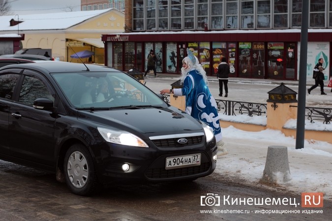 Дед Мороз и Снегурочка дарили жителям Кинешмы календари от Кинешемец.RU фото 27