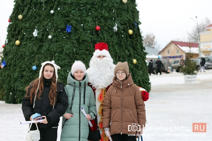 Дед Мороз и Снегурочка дарили жителям Кинешмы календари от Кинешемец.RU фото 4