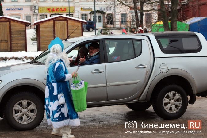 Дед Мороз и Снегурочка дарили жителям Кинешмы календари от Кинешемец.RU фото 31