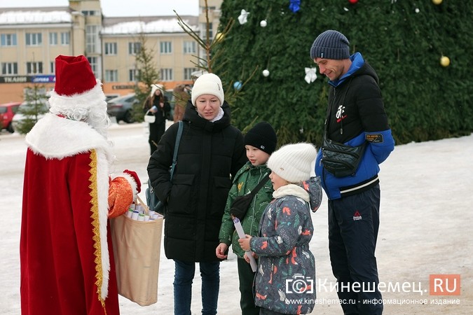 Дед Мороз и Снегурочка дарили жителям Кинешмы календари от Кинешемец.RU фото 3