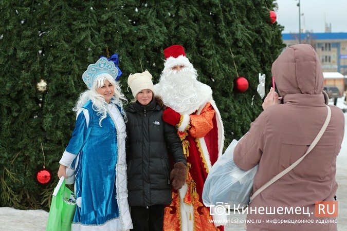 Дед Мороз и Снегурочка дарили жителям Кинешмы календари от Кинешемец.RU фото 12