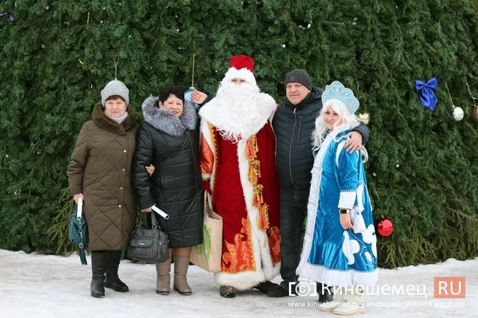 Дед Мороз и Снегурочка дарили жителям Кинешмы календари от Кинешемец.RU фото 15