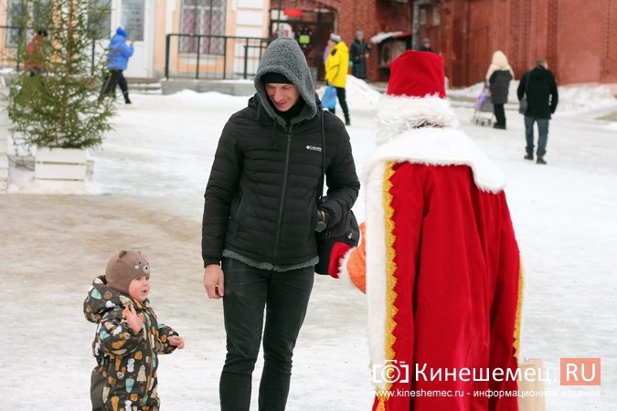 Дед Мороз и Снегурочка дарили жителям Кинешмы календари от Кинешемец.RU фото 2