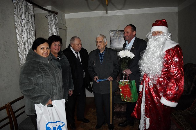 Участников Великой Отечественной войны поздравили с наступающим Новым годом фото 3