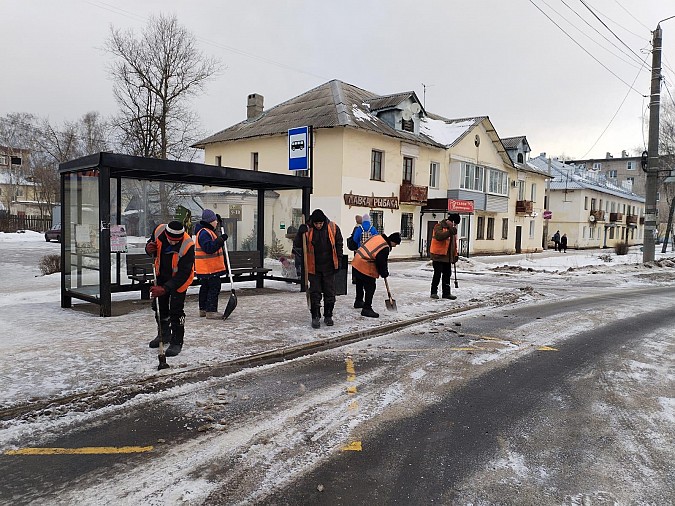 В Кинешме УГХ расчищает от наледи остановочные площадки фото 3