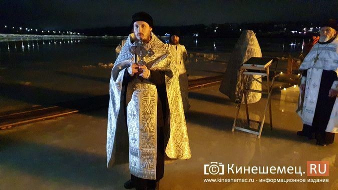 Православные Кинешмы отметили Крещение купанием в проруби фото 3