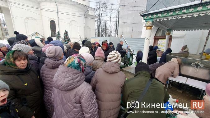 Сотни кинешемцев выстроились возле храмов в очереди за святой водой фото 11