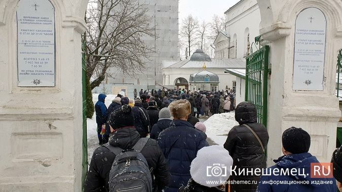 Сотни кинешемцев выстроились возле храмов в очереди за святой водой фото 3