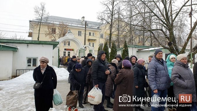 Сотни кинешемцев выстроились возле храмов в очереди за святой водой фото 12