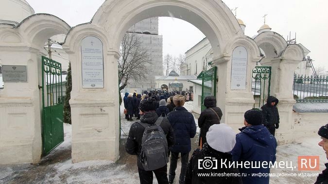 Сотни кинешемцев выстроились возле храмов в очереди за святой водой фото 2