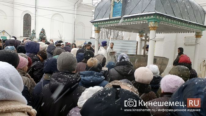 Сотни кинешемцев выстроились возле храмов в очереди за святой водой фото 9