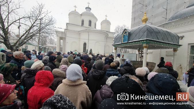 Сотни кинешемцев выстроились возле храмов в очереди за святой водой фото 6