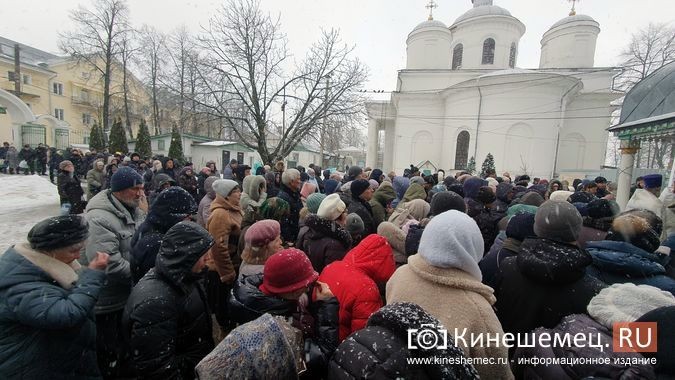 Сотни кинешемцев выстроились возле храмов в очереди за святой водой фото 7