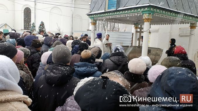 Сотни кинешемцев выстроились возле храмов в очереди за святой водой фото 5