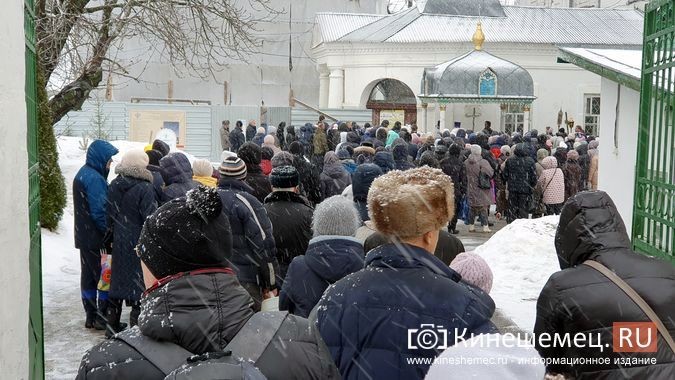 Сотни кинешемцев выстроились возле храмов в очереди за святой водой фото 4