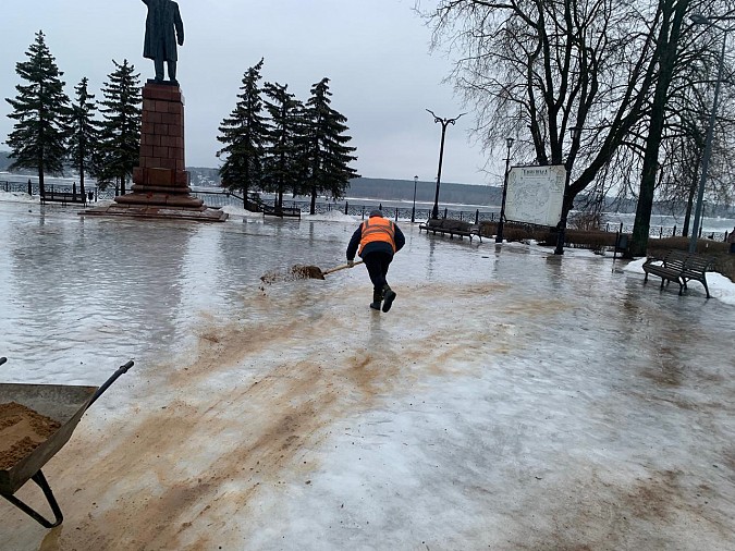 В Кинешме коммунальщики проводят песко-соляную обработку тротуаров фото 4