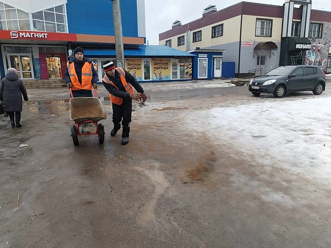 В Кинешме коммунальщики проводят песко-соляную обработку тротуаров фото 3