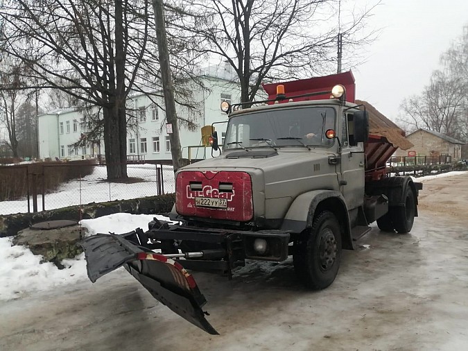 Техника УГХ направлена на противогололёдную обработку подходов к детским садам фото 2
