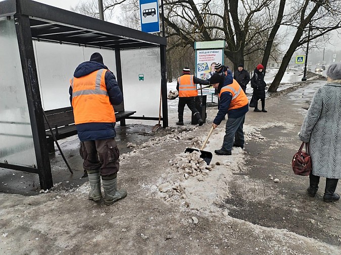 Техника УГХ направлена на противогололёдную обработку подходов к детским садам фото 3