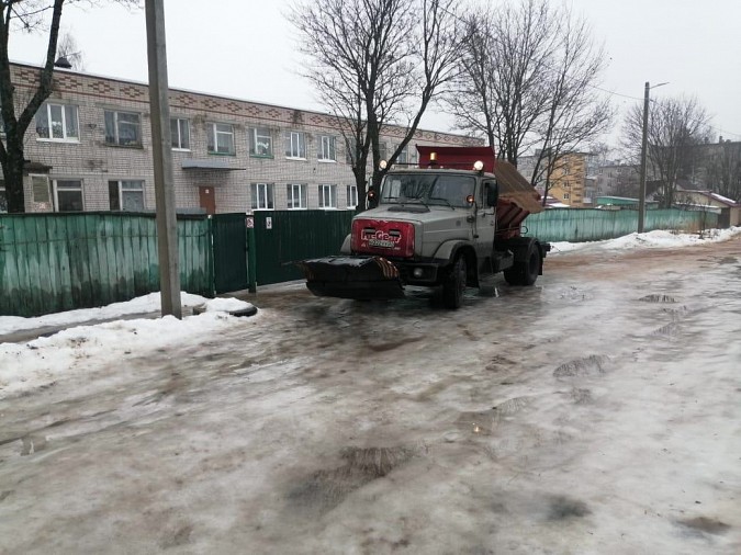 Техника УГХ направлена на противогололёдную обработку подходов к детским садам фото 4
