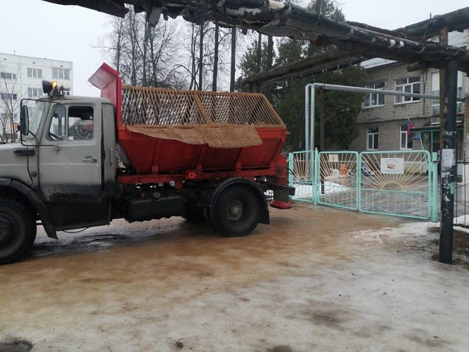 Техника УГХ направлена на противогололёдную обработку подходов к детским садам фото 5