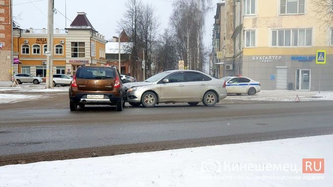 На улице Островского столкнулись «Рено» и «Форд» фото 5