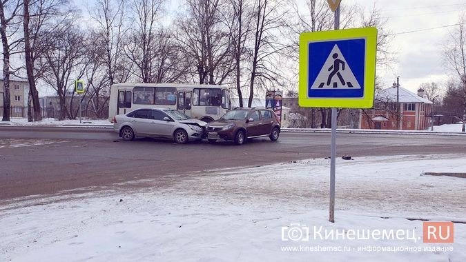 На улице Островского столкнулись «Рено» и «Форд» фото 4