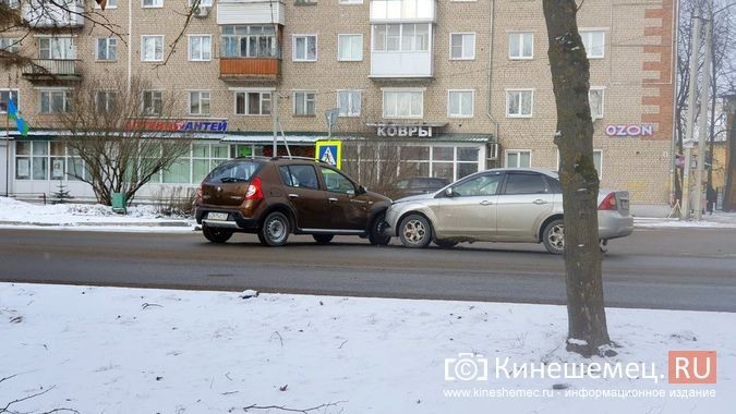 На улице Островского столкнулись «Рено» и «Форд» фото 3