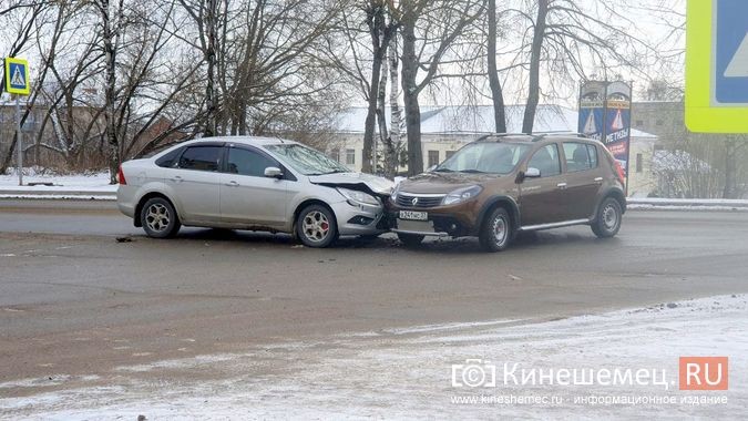 На улице Островского столкнулись «Рено» и «Форд» фото 2