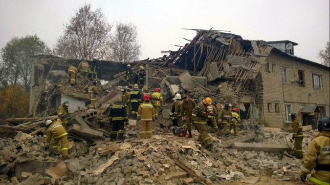 Из под завалов рухнувшего дома извлечено тело погибшей женщины фото 20