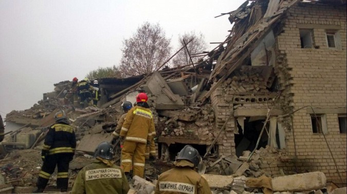 Из под завалов рухнувшего дома извлечено тело погибшей женщины фото 6