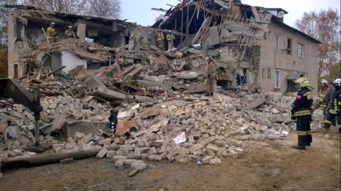 Из под завалов рухнувшего дома извлечено тело погибшей женщины фото 12